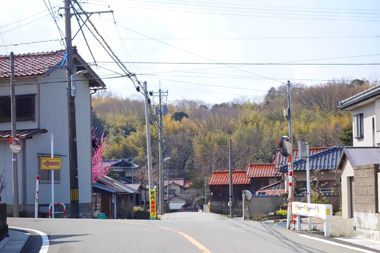 加賀市では古くより多くの家に「赤瓦」が使われている。