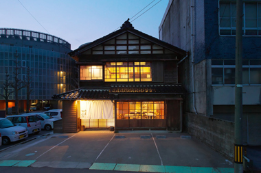 「酒屋彌三郎」の夜景。古民家が生まれ変わり、毎夜賑やかな灯りが漏れる。
