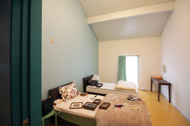 ゲストルームの一つ。壁の色は部屋ごとに違う。