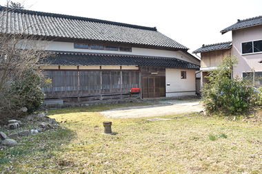 太田さん一家が暮らす七尾市内の古民家。七尾駅からも車で5分ほど。